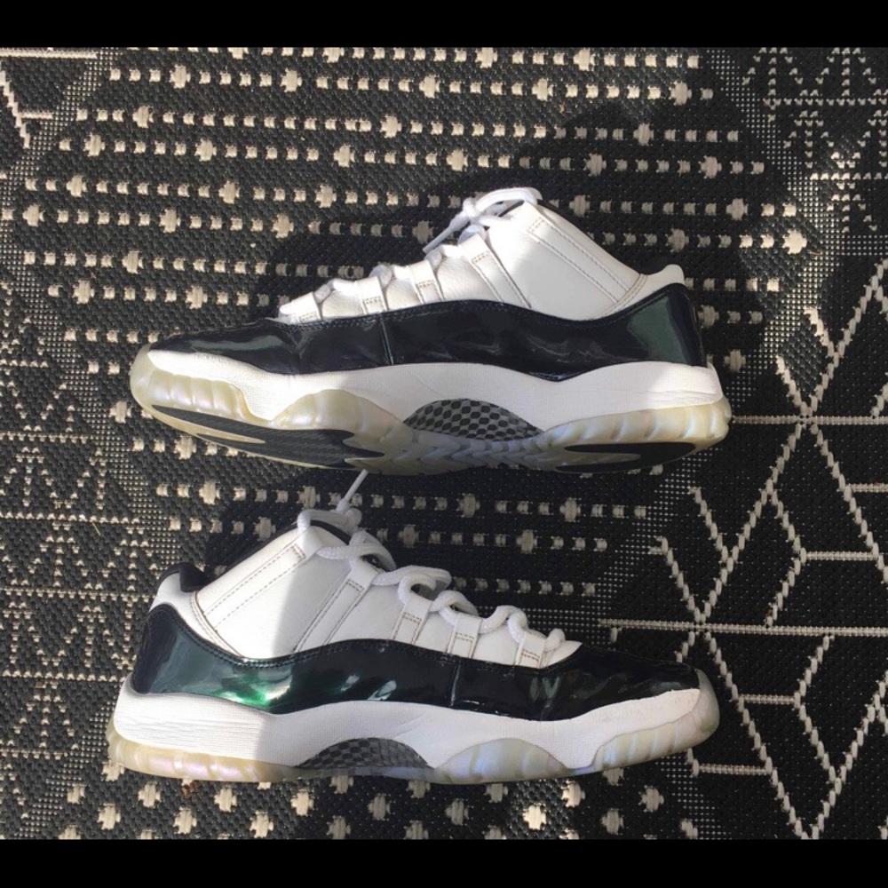 SOLD Jordan 11 Emerald/Low Iridescent
